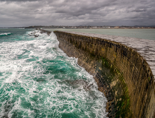 Waves crashing againts a barrier
